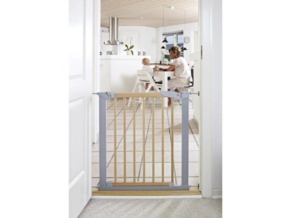 534_baby-dan-avantgarde-safety-gate-beechwood-792-2